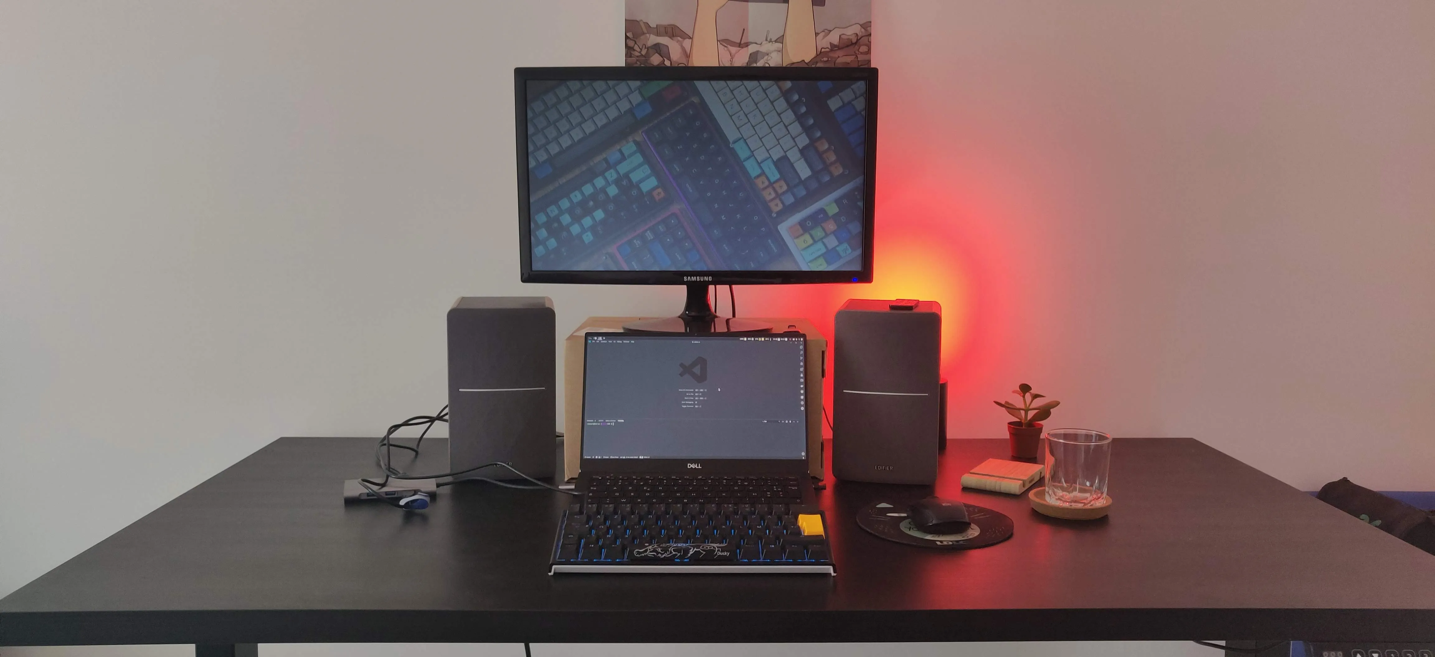 Bureau de face avec ampoule allumé en rouge